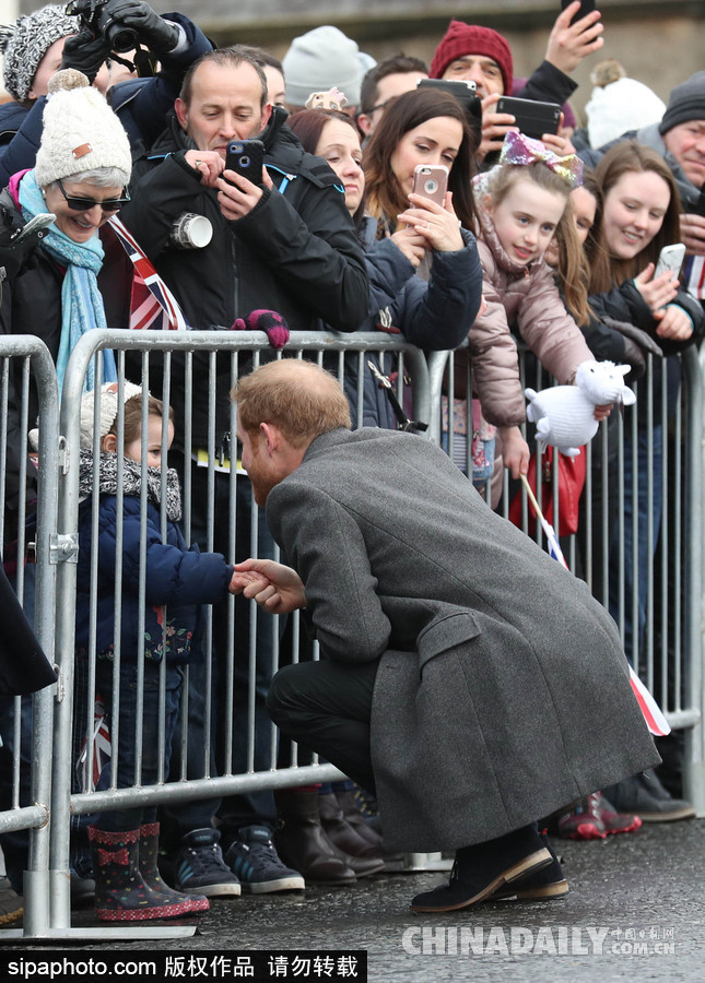 望夫眼！哈里王子與未婚妻十指緊扣到訪愛丁堡 心情大好與小馬打招呼