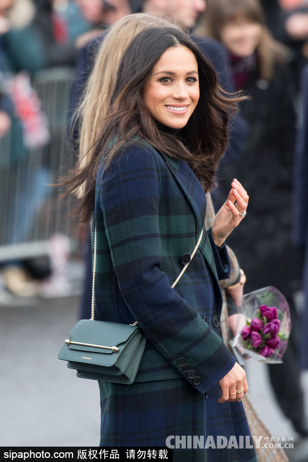 望夫眼！哈里王子與未婚妻十指緊扣到訪愛丁堡 心情大好與小馬打招呼