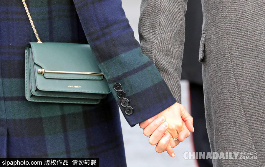 望夫眼！哈里王子與未婚妻十指緊扣到訪愛丁堡 心情大好與小馬打招呼