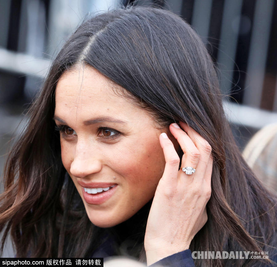 望夫眼！哈里王子與未婚妻十指緊扣到訪愛丁堡 心情大好與小馬打招呼