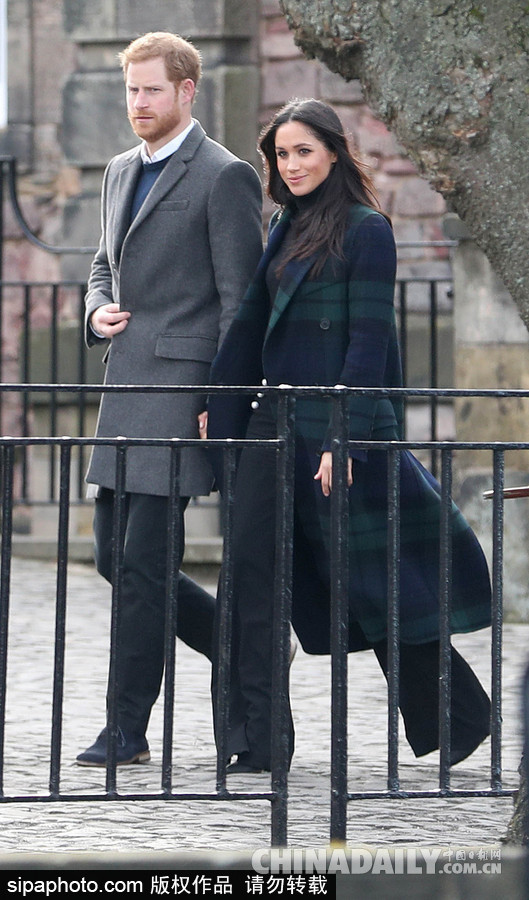 望夫眼！哈里王子與未婚妻十指緊扣到訪愛丁堡 心情大好與小馬打招呼