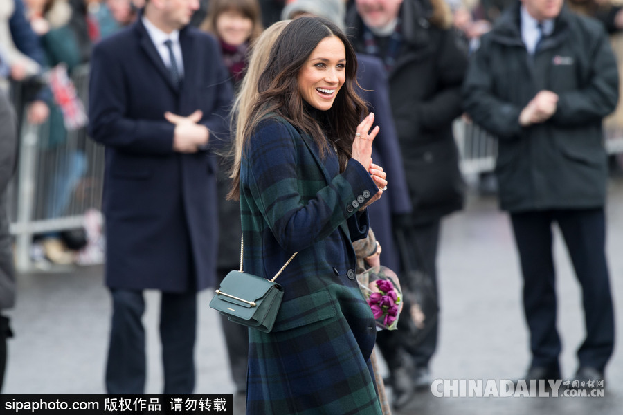 望夫眼！哈里王子與未婚妻十指緊扣到訪愛丁堡 心情大好與小馬打招呼