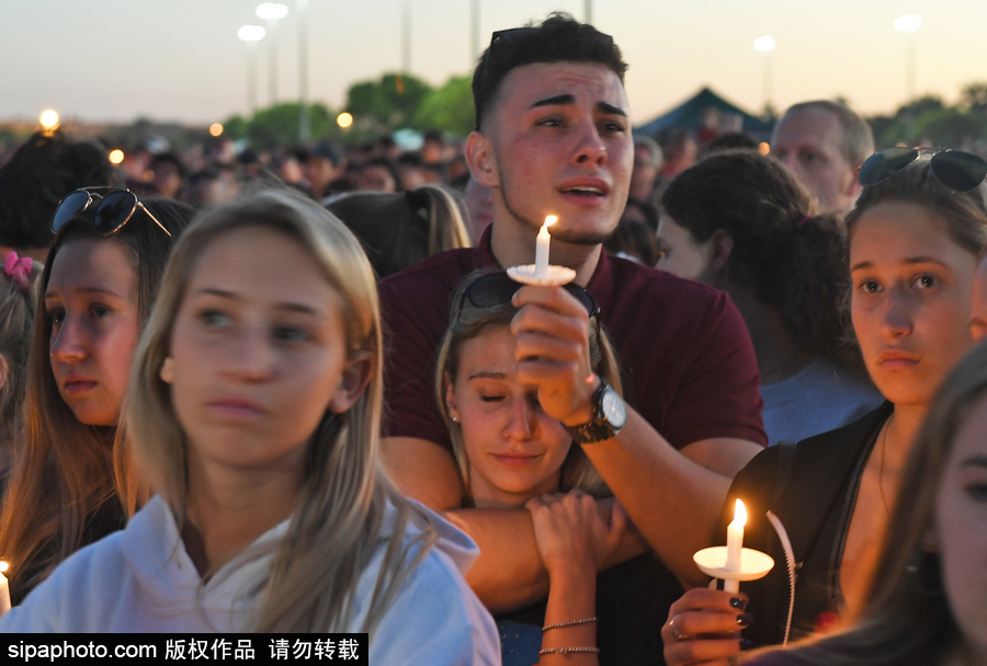 美國：民眾學生集會點蠟悼念高中槍擊案遇難者