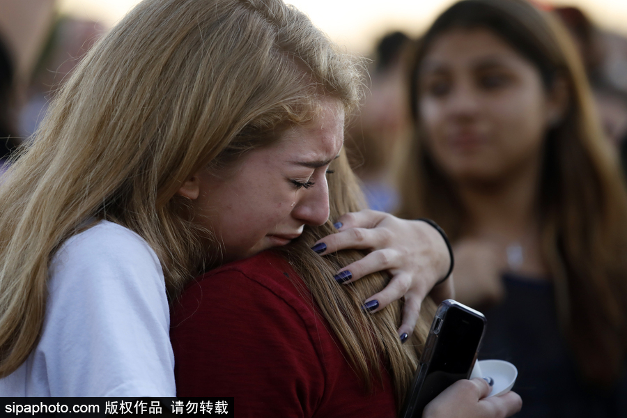 美國(guó)：民眾學(xué)生集會(huì)點(diǎn)蠟悼念高中槍擊案遇難者