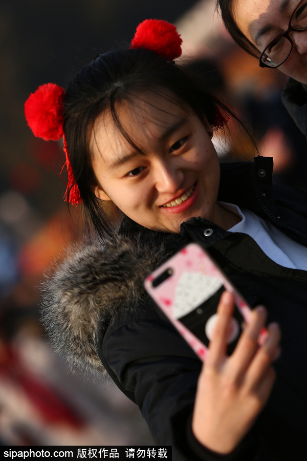 盤點春節廟會上年味十足的萌態頭飾 狗年發卡受熱捧