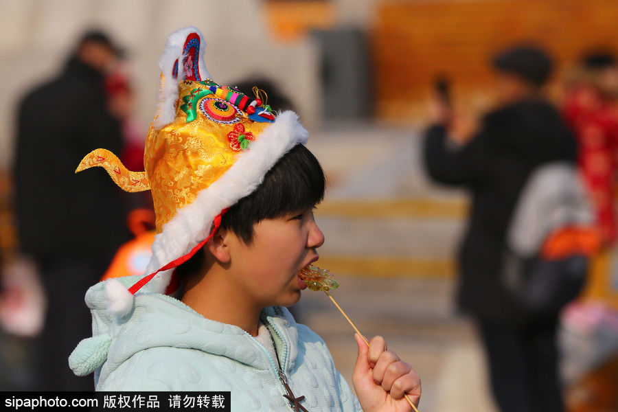 盤點春節廟會上年味十足的萌態頭飾 狗年發卡受熱捧