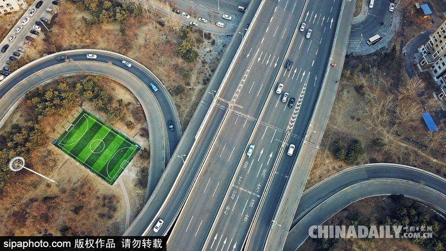 沈陽一足球場藏身立交橋中心 踢球先要走迷宮