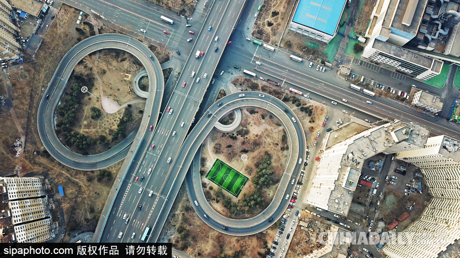 沈陽(yáng)一足球場(chǎng)藏身立交橋中心 踢球先要走迷宮