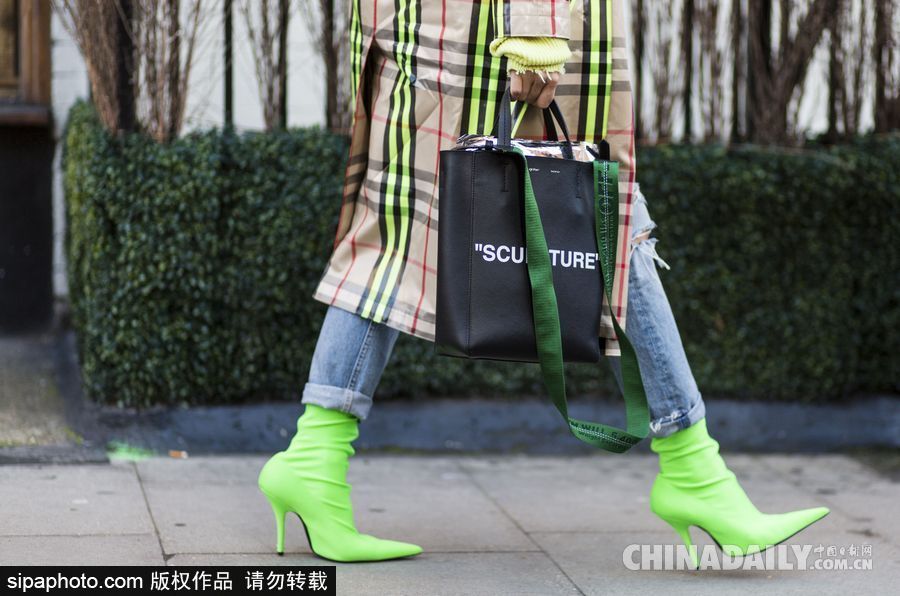 色彩碰撞！倫敦時裝周場外潮人冬日里穿出春天活潑感