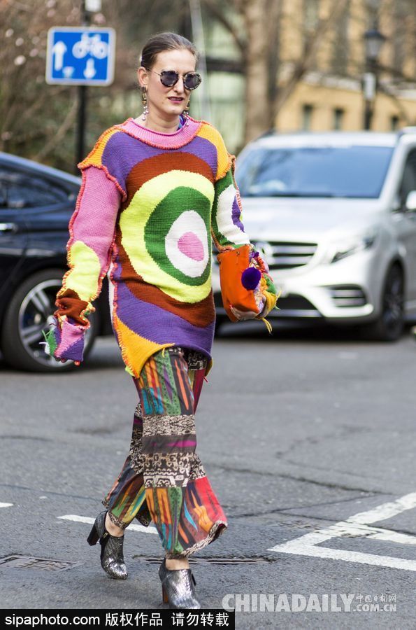 色彩碰撞！倫敦時(shí)裝周場(chǎng)外潮人冬日里穿出春天活潑感