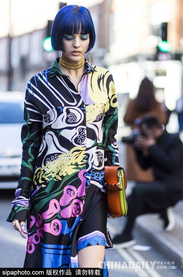 色彩碰撞！倫敦時(shí)裝周場(chǎng)外潮人冬日里穿出春天活潑感