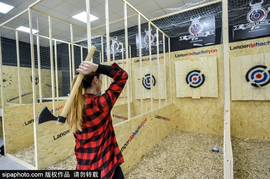 玩過飛鏢的你扔過斧頭嗎？ 法國(guó)里昂扔斧子成為新消遣