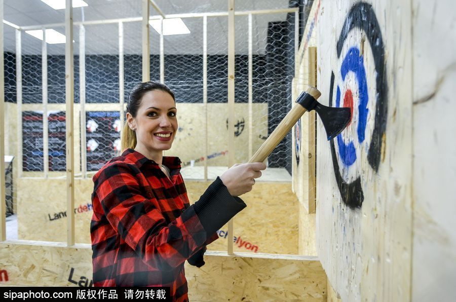 玩過(guò)飛鏢的你扔過(guò)斧頭嗎？ 法國(guó)里昂扔斧子成為新消遣