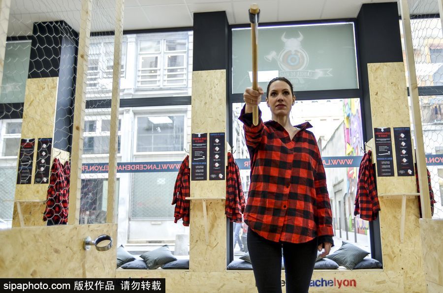 玩過飛鏢的你扔過斧頭嗎？ 法國里昂扔斧子成為新消遣