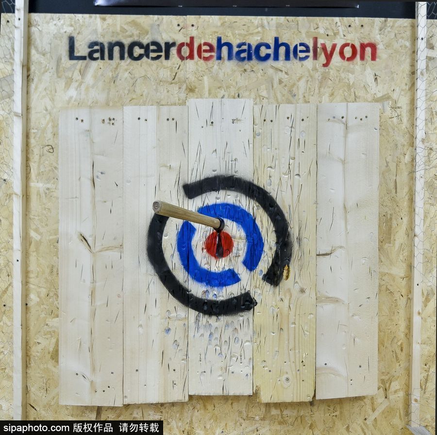 玩過(guò)飛鏢的你扔過(guò)斧頭嗎？ 法國(guó)里昂扔斧子成為新消遣