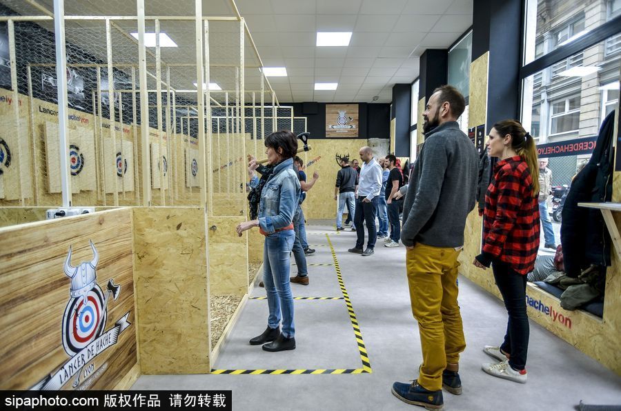 玩過飛鏢的你扔過斧頭嗎？ 法國里昂扔斧子成為新消遣