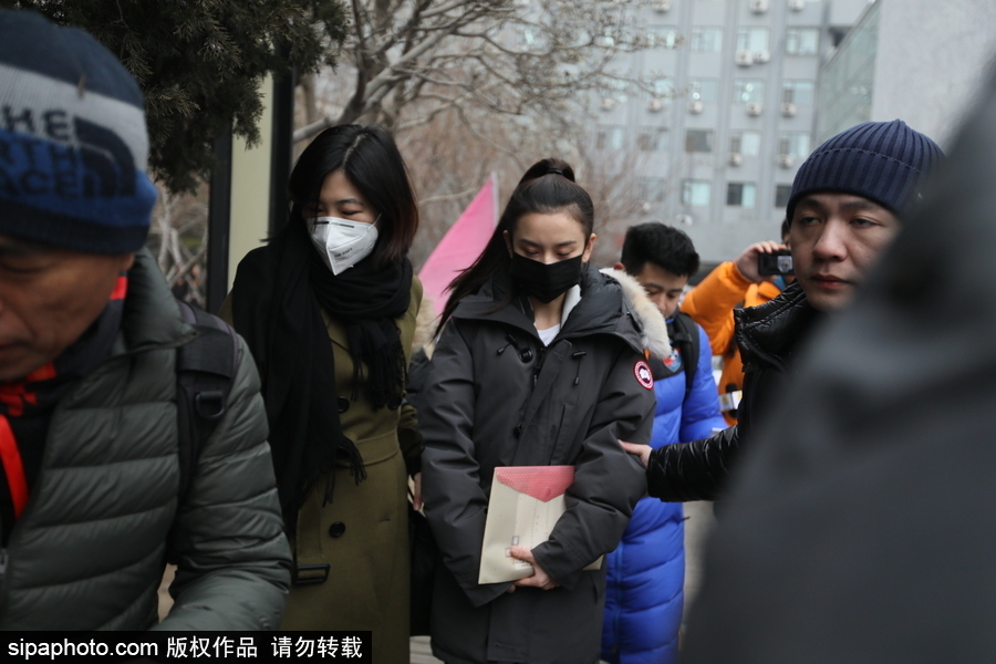 宋祖兒現身北京電影學院藝考 素顏馬尾辮清爽靚麗