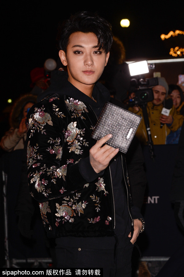 巴黎時裝周:AngelaBaby美艷 黃子韜潮裝現身