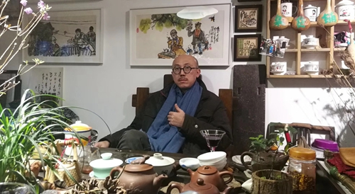 磁器口有位光頭怪蜀黍 愛(ài)畫(huà)漫畫(huà)愛(ài)“吹牛皮”