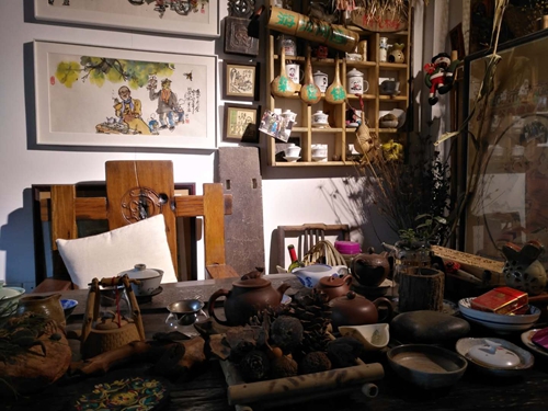 磁器口有位光頭怪蜀黍 愛(ài)畫(huà)漫畫(huà)愛(ài)“吹牛皮”