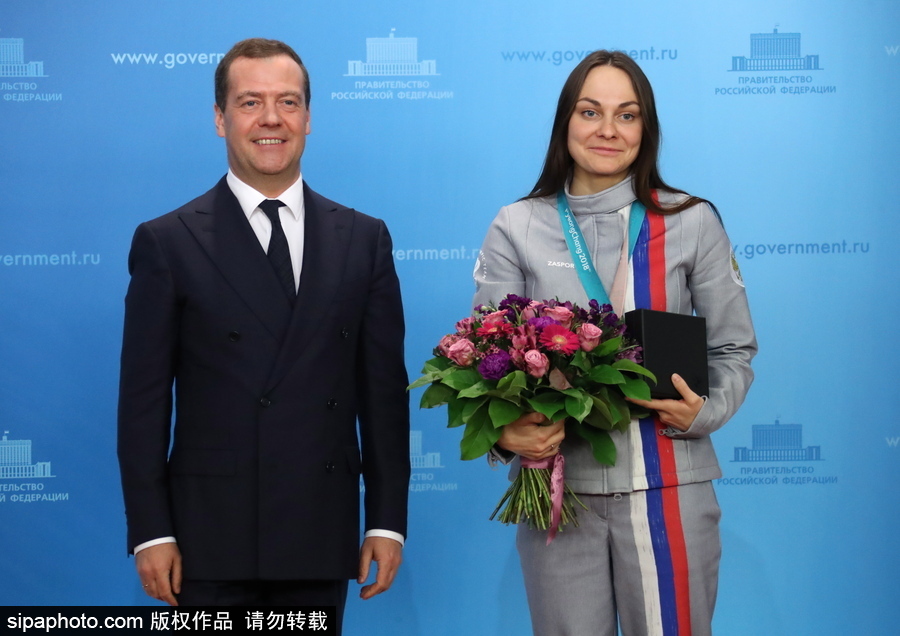 俄總理表彰冬奧會(huì)獲獎(jiǎng)運(yùn)動(dòng)員 親自贈(zèng)送寶馬轎車(chē)