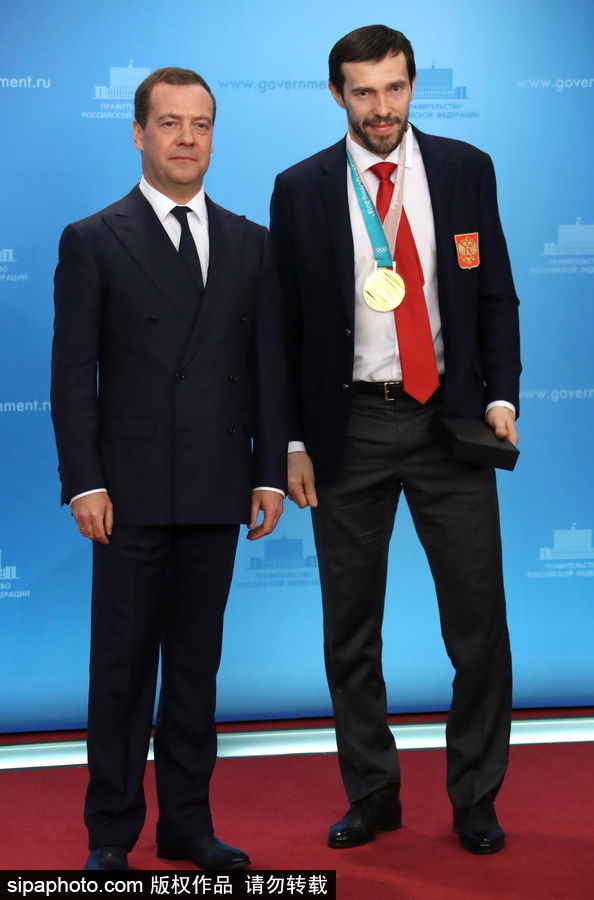 俄總理表彰冬奧會(huì)獲獎(jiǎng)運(yùn)動(dòng)員 親自贈(zèng)送寶馬轎車