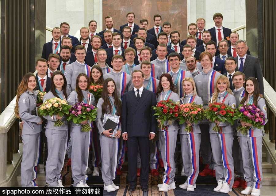 俄總理表彰冬奧會獲獎(jiǎng)運(yùn)動員 親自贈送寶馬轎車