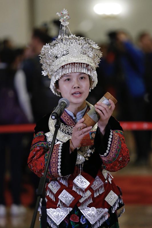 十三屆全國人大一次會議舉行首場“代表通道”集中采訪活動