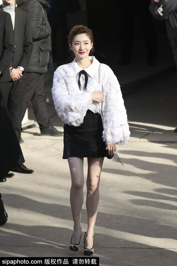 2018秋冬巴黎時裝周：江疏影穿黑色迷你小短裙亮相美腿吸睛