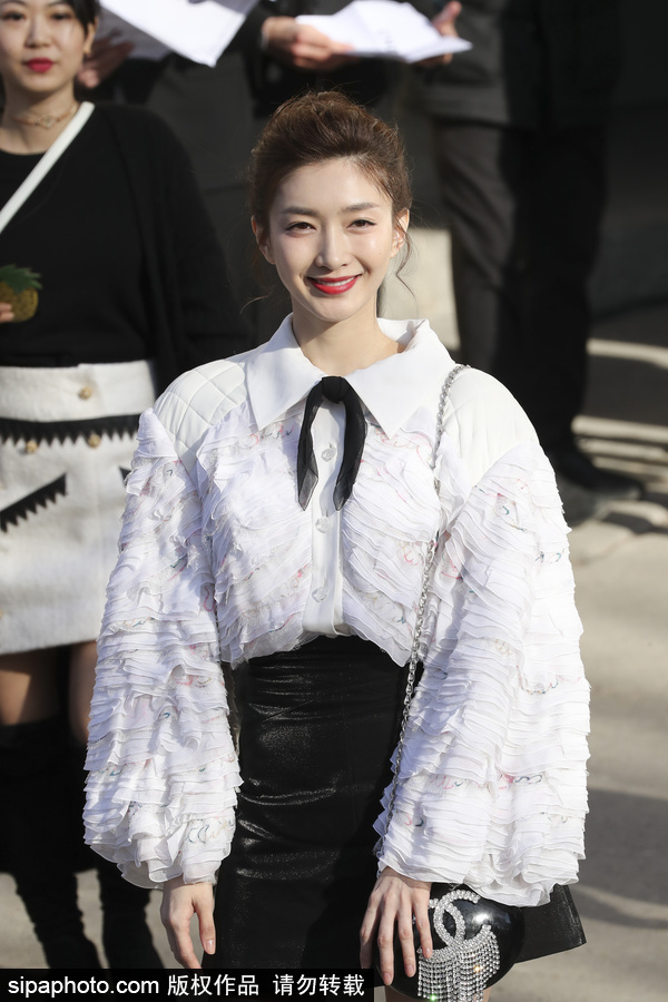 2018秋冬巴黎時(shí)裝周：江疏影穿黑色迷你小短裙亮相美腿吸睛