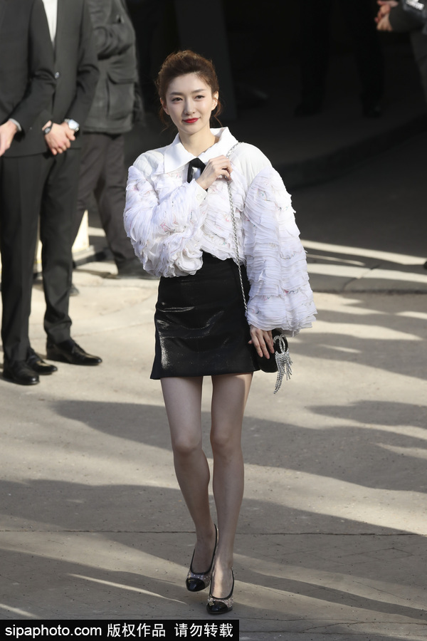 2018秋冬巴黎時裝周：江疏影穿黑色迷你小短裙亮相美腿吸睛