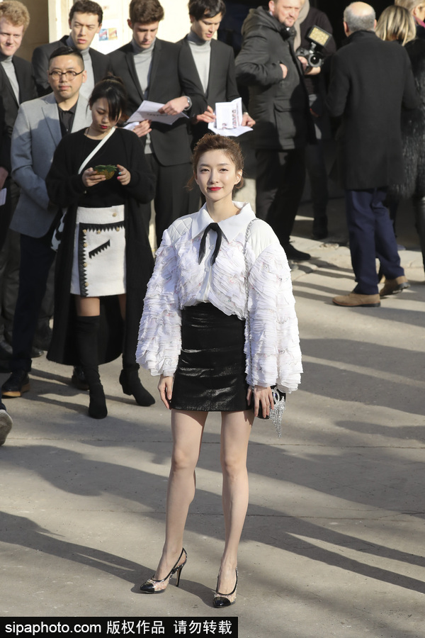 2018秋冬巴黎時裝周：江疏影穿黑色迷你小短裙亮相美腿吸睛