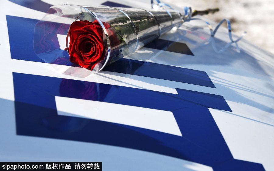國(guó)際婦女節(jié)前夕 俄羅斯赤塔交通警察向女司機(jī)獻(xiàn)花