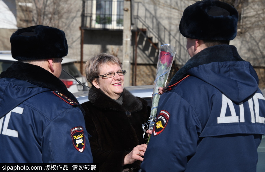 國際婦女節前夕 俄羅斯赤塔交通警察向女司機獻花