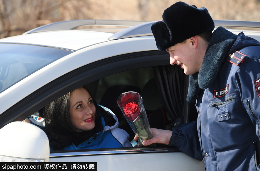 國際婦女節前夕 俄羅斯赤塔交通警察向女司機獻花