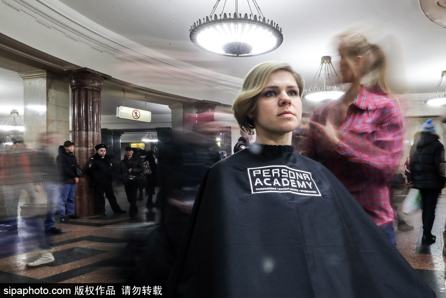 婦女節(jié)福利驚現(xiàn)地鐵站！ 戰(zhàn)斗民族車站為女性美發(fā)造型