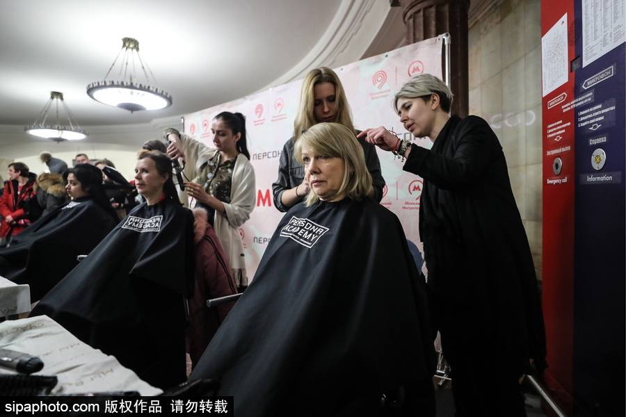 婦女節(jié)福利驚現(xiàn)地鐵站！ 戰(zhàn)斗民族車站為女性美發(fā)造型