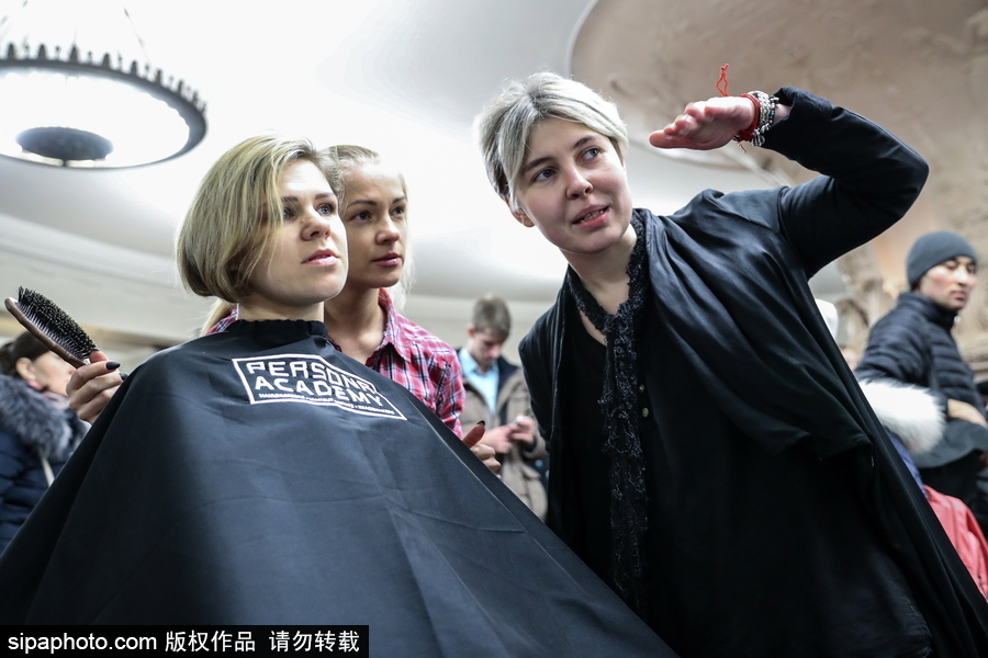 婦女節福利驚現地鐵站！ 戰斗民族車站為女性美發造型