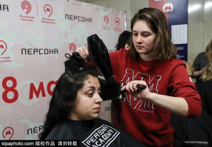 婦女節福利驚現地鐵站！ 戰斗民族車站為女性美發造型