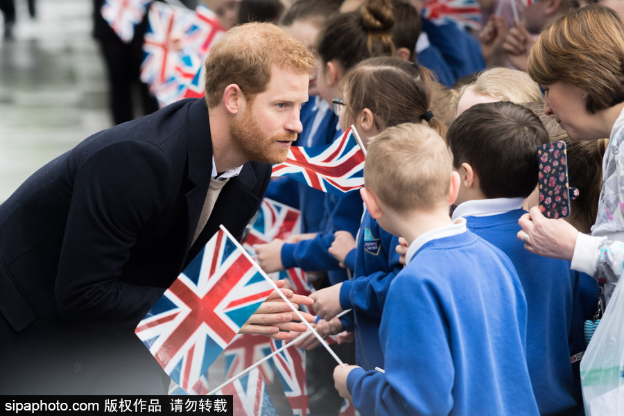 哈里王子攜未婚妻現(xiàn)身婦女節(jié)活動 民眾爭相與“準(zhǔn)王妃”握手合影