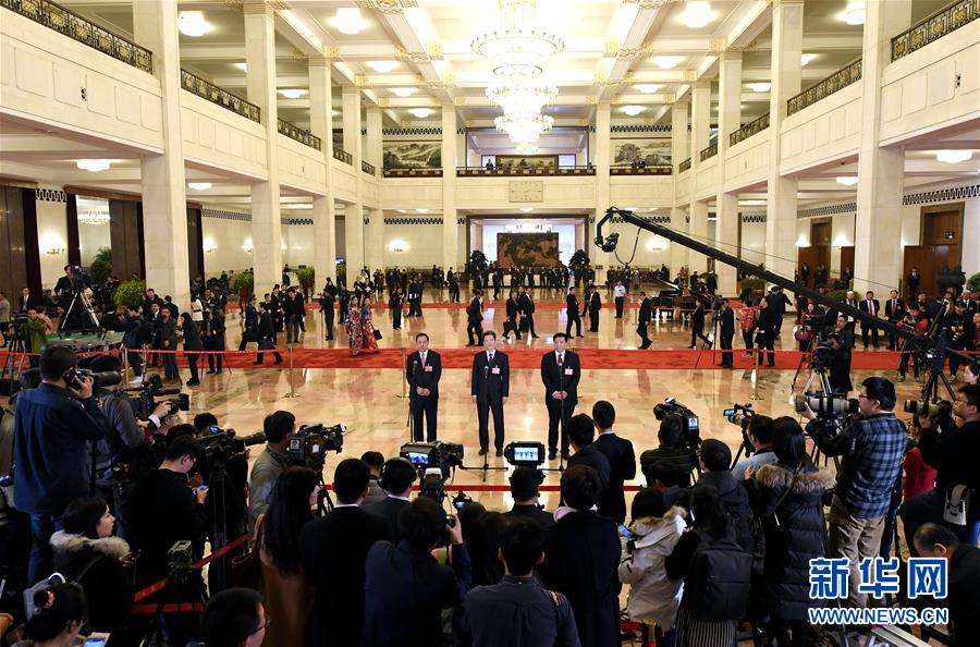 全國人大代表接受采訪