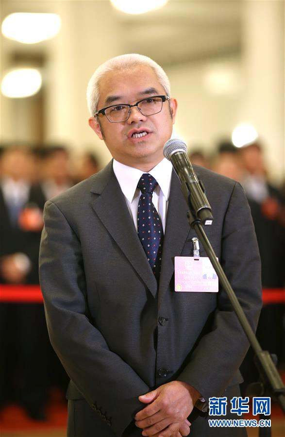 全國(guó)人大代表接受采訪