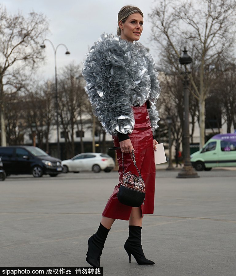 塑料皮草？時尚博主蘇菲·瓦爾基里現(xiàn)身街頭