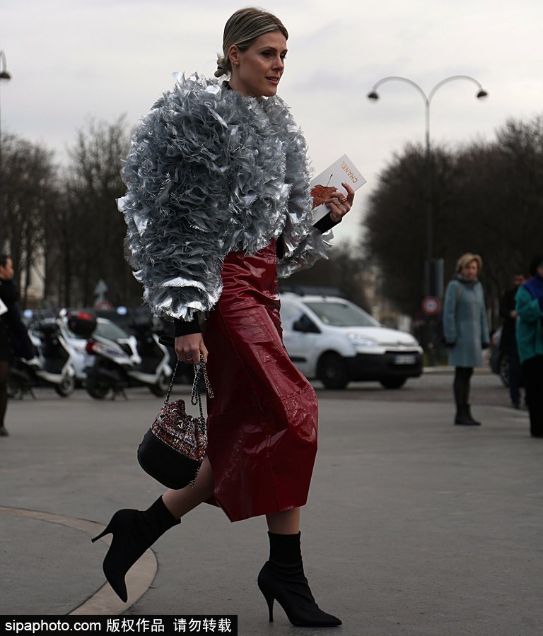 塑料皮草？時(shí)尚博主蘇菲·瓦爾基里現(xiàn)身街頭