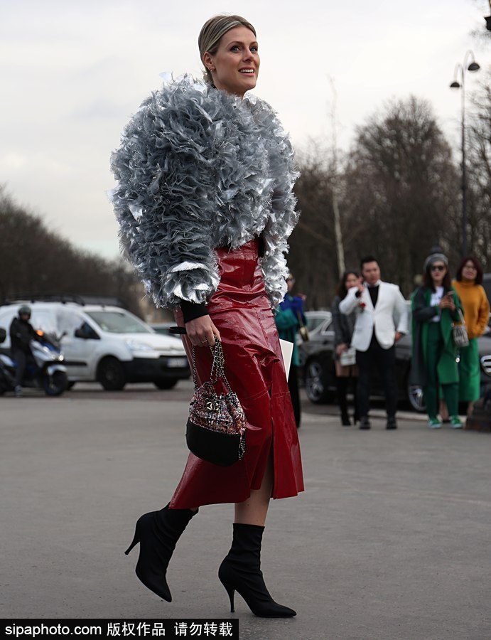 塑料皮草？時尚博主蘇菲·瓦爾基里現(xiàn)身街頭