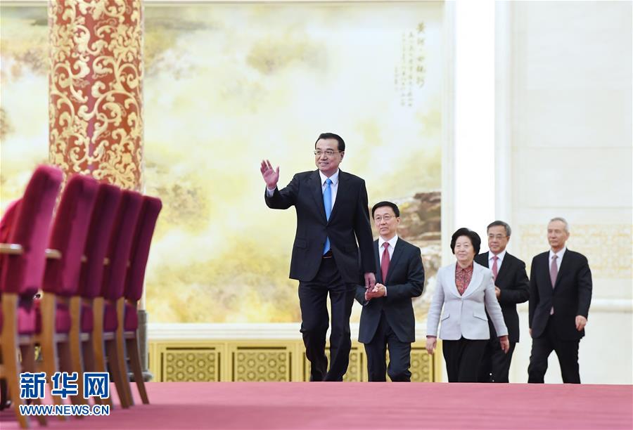 李克強:運用多種制度不讓“一個人患大病,全家都倒下”