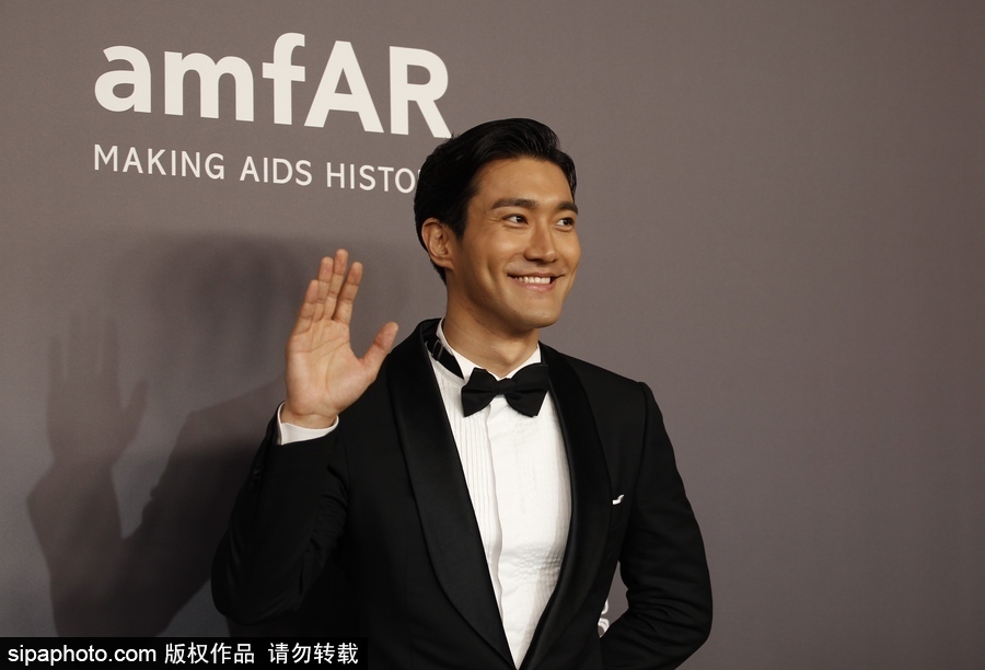 崔始源西裝亮相活動神采奕奕