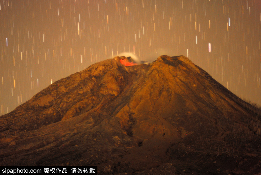 印尼錫納朋火山暫時(shí)趨于平緩 農(nóng)民菜田淡定勞作