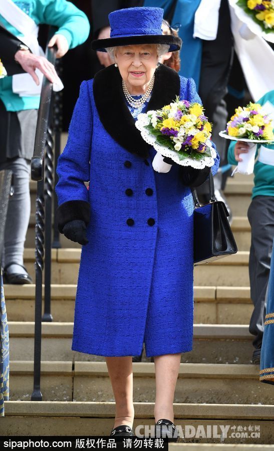 英國女王出席濯足節禱告儀式 寶藍色套裝手捧鮮花顯慈愛