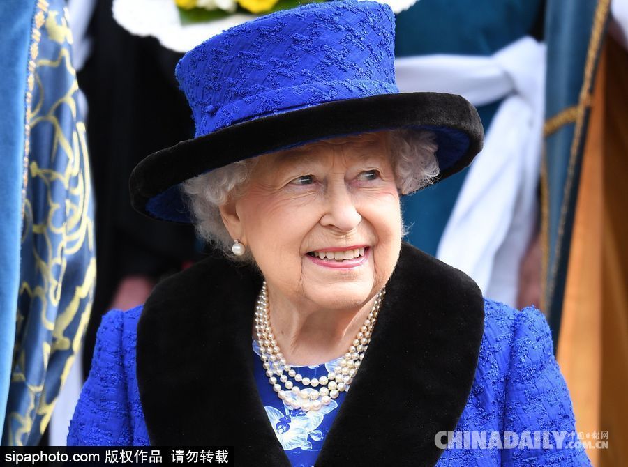 英國(guó)女王出席濯足節(jié)禱告儀式 寶藍(lán)色套裝手捧鮮花顯慈愛(ài)